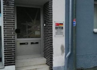 Искршени стакла на џамија во Германија