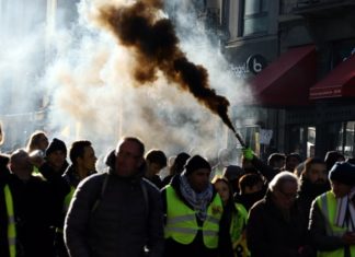 “Жолтите елеци“: На протестите во Париз 20 повредени