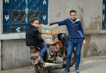 „УНИЦЕФ“ израдува две сириски братчиња, подарувајќи им зимска облека