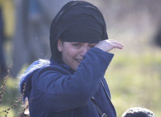 Грчката гранична полиција со солзавец и звучни бомби ги растерува бегалците