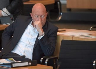 Регионален премиер во Германија даде оставка после 24 сати, бидејќи го избрала екстремната десница