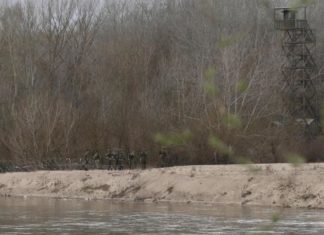 Грчките војници за спречување на премините на мигрантите копаат ровови на границата со Турција