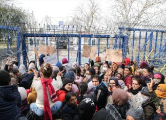 „Отворете ги границите“- жените бегалци протестираа на Денот на жената, на турско-грчката граница, барајќи влез во ЕУ