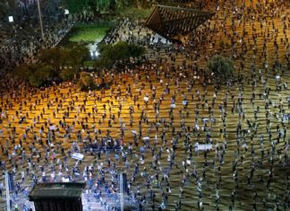 (Фото/Видео) Израелците протестираа против Нетанјаху, оддалечени на два метри