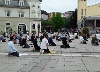 Косово: Верници клањаа во центарот на Приштина, во знак на протести поради неотворањето џамиите за Бајрам