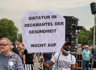 Протести против пандемиските рестрикции во Германија и Швајцарија