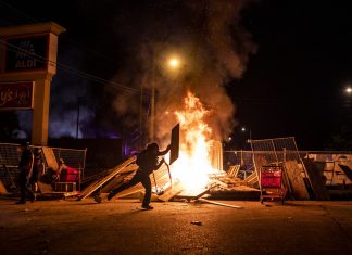 Големи нереди во САД, се палат објекти, се ограбуваат супермаркети, народот ја бара правдата за Флојд