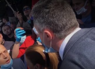 (Видео) Србија: Големи протести пред собранието. Напади врз пратениците и министрите