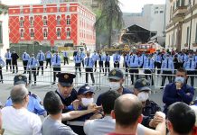 Тирана: Албанските власти го урнаа Националниот театар, демонстрантите се судрија со полицијата. Приведена сопругата на Илир Мета