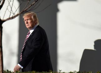 Демонстрантите ја опколија Белата куќа: Трамп евакуиран во специјален бункер