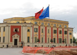 Албанија ги усвои уставните измени со кои се укинуват изборни коалиции