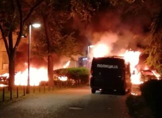 ВИДЕО: Запалени три полициски автомобили во Србија – протестите продолжуваат