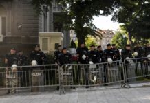 Бројни полициски сили распоредени околу зградата на српското Собрание