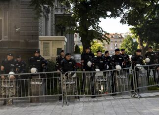 Бројни полициски сили распоредени околу зградата на српското Собрание