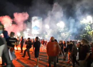 „Пред избори нè убедуваа дека се е во ред, а сега по избори дека сме згрешиле“, велат демонстрантите кои протестираат во Србија