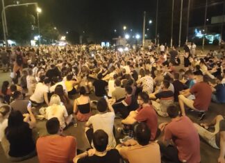 Српските студенти ги окупираа улиците по одлуката на Вучиќ за затворање на студентските домови