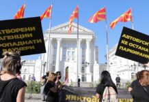 „Државата да покаже дека ни е партнер“, порачаа туристичките работници од мирниот протест