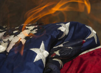 Демонстрантите на Black Lives Matter пред Белата куќа го газат и палат Американското знаме