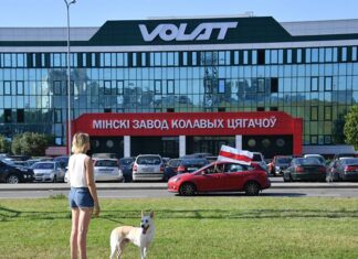 Белорусите, не ги напуштаат фабриките
