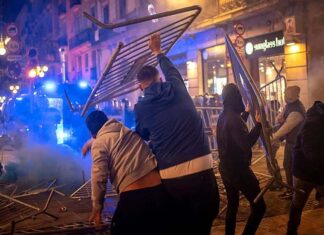 Протест во Барселона поради ограничувачки мерки, судир меѓу демонстрантите и полицијата