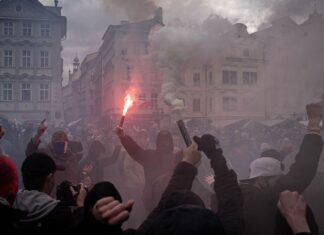 Судири на протест во Прага, полицијата употреби солзавец