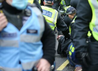 Судир на полицијата со демонстрантите: Протести во Лондон поради ограничувачките мерки, повеќе од 60 уапсени