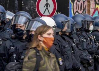 Полицијата со водени топови врз демонстрантите во Франкфурт