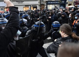 Протести во Париз против безбедносните закони и растечката исламофобија