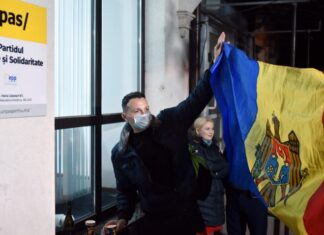 Нови политички тензии во Молдавија: демонстранти упаднаа во парламентот