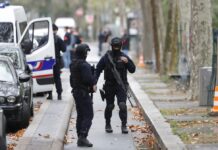 Солзавец, водени топови и тепачки во Париз: Немири во знак на протест против Глобалниот акт за безбедност (ВИДЕО)