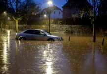 Поплави во западна Германија: Улиците под вода, железничкиот сообраќај запрен (ВИДЕО)
