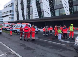Први снимки од местото на експлозијата во седиштето на Лидл: Постои сомневање за писмо-бомба, има повредени