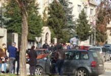 Редици за пасоши пред бугарскиот конзулат во Битола