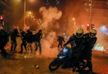 (ВИДЕО) Грција: Големи протести во Атина, поради полициска бруталност