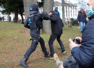Протести во германскиот град Касел – полицијата се судри со демонстрантите