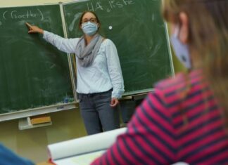 Отпуштени тројца австриски наставници, кои одбивале да носат маски