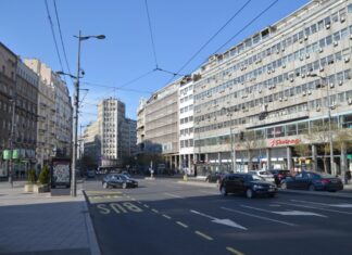 Србија: Децата се враќаат во клупите, се отвораат трговските центри