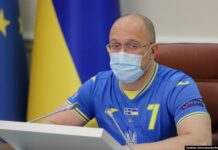 Украинската влада во националниот фудбалски дрес, на седница