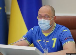 Украинската влада во националниот фудбалски дрес, на седница