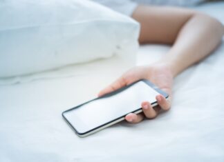 Колку е штетно спиењето покрај телефонот?