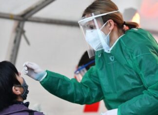 Скандал во Англија: Најмалку 43.000 луѓе добиле погрешни резултати од тестот за корона