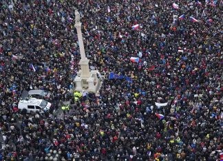 Големи протести во Чешка, против ковид-19 мерките