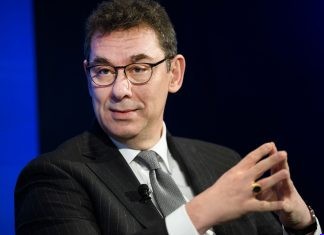 Шефот на „Фајзер“: „Луѓето ќе мораат во иднина да се вакцинираат секоја година“