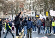 Солзавец, водени топови, петарди и факели: Протест во Брисел поради острите мерки против коронавирусот