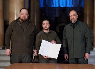 Зеленски потпиша апликација за членство на Украина во ЕУ