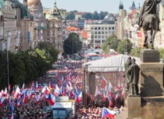 Ова е само почетокот! 70.000 луѓе на улиците на Прага поради цените на енергијата и против ЕУ и НАТО
