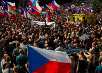 Во Чешка, околу 100.000 луѓе побараа од властите директни разговори со Москва за снабдување со гас.