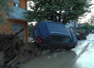(ВИДЕО) Страшно невреме во Италија: Во големи поплави има загинати и исчезнати