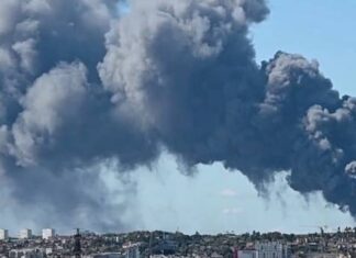 Огромен пожар во Париз, гори еден од најголемите маркети