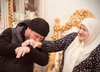 Путин ја одликуваше мајката на Рамзан Кадиров со Орден на честа